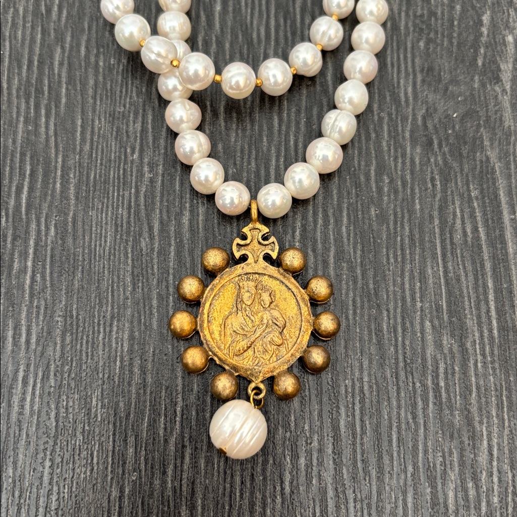 Elegant Gold And White Pearl Necklace